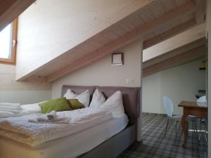 Un dormitorio con una cama en un ático en Casa Lassù., en Carano