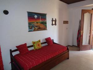 a bedroom with a red couch in a room at Francais in La Paloma