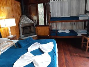 Villa Valentina chalés com lareira e churrasqueira客房内的一张或多张床位