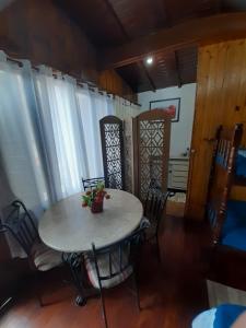 Villa Valentina chalés com lareira e churrasqueira的休息区