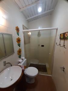 Villa Valentina chalés com lareira e churrasqueira的一间浴室
