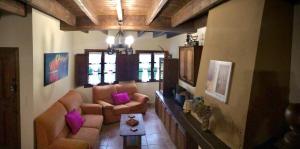 salon z 2 krzesłami i fioletowymi poduszkami w obiekcie La Prestosa w mieście Arriondas