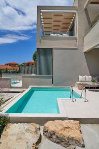 Bazén v ubytování Cavo Delea Villas & Suites nebo v jeho okolí