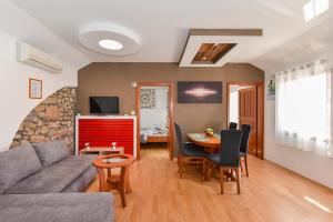 una sala de estar con un sofá y una mesa en Apartments Liljana Privlaka, en Privlaka