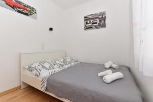Un dormitorio con una cama con dos toallas encima. en Apartments Liljana Privlaka, en Privlaka