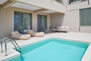 Bazén v ubytování Cavo Delea Villas & Suites nebo v jeho okolí