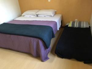 een slaapkamer met 2 bedden met rokken bij Duplex Borges De Medeiros in Gramado