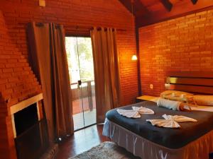 Villa Valentina chalés com lareira e churrasqueira客房内的一张或多张床位