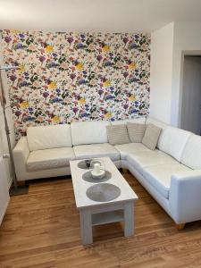 sala de estar con sofá blanco y mesa en familienfreundliche Ferienwohnung Anna en Rollshausen