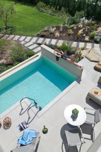 Bazén v ubytování Cavo Delea Villas & Suites nebo v jeho okolí