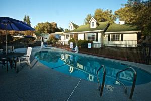 a swimming pool with a lawn chair in front of it at Quality Inn Yosemite Valley Gateway in Mariposa
