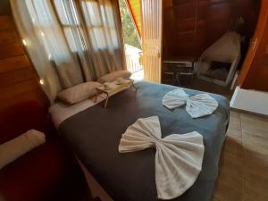 Villa Valentina chalés com lareira e churrasqueira客房内的一张或多张床位