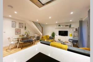 uma sala de estar com um sofá e uma mesa em 3 York Mews em Bath