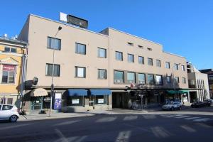 ein großes Gebäude an der Ecke einer Straße in der Unterkunft Captain’s Cabin Jakobstad Pietarsaari center in Pietarsaari