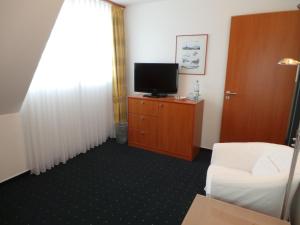 TV a/nebo společenská místnost v ubytování Haus Köbesine