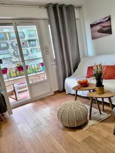 a room with a bed and a table and a window at Cosy Appart Hotel Boulogne -Paris in Boulogne-Billancourt