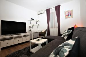 Televízia a/alebo spoločenská miestnosť v ubytovaní Apartment ARCHIE