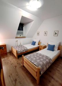 a bedroom with two beds and a window at Maja 37 in Janowice Wielkie