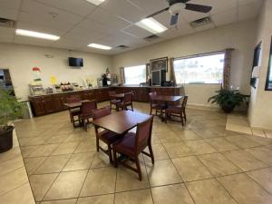 uma sala de jantar com mesas e cadeiras num restaurante em Days Inn by Wyndham Huntington em Pea Ridge