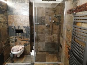 Et badeværelse på Apartmánový dom Romantika - Apartmán 4 + 26 billeder