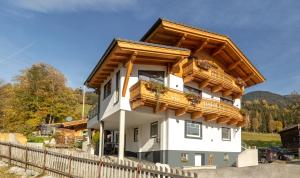 een huis met een houten balkon. bij Ferienwohnung Aichner in Mittersill