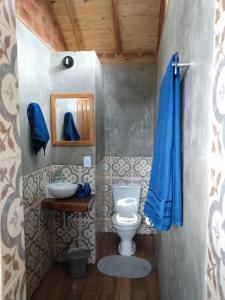 a bathroom with a toilet and a sink at Recanto das Estrelas in Aiuruoca