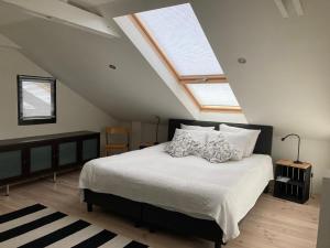 Giường trong phòng chung tại Luxe vakantiehuis met sauna De Barn Bergen