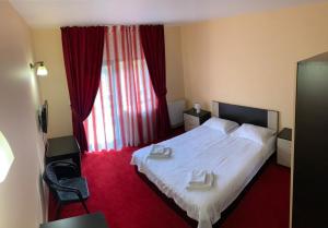 Un pat sau paturi într-o cameră la Hotel River