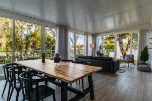 sala de estar con mesa de madera y sillas en EPHYRUS - Country House, Restaurant, Wellness, en Setúbal