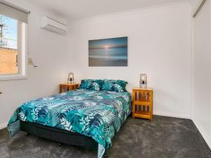 מיטה או מיטות בחדר ב-Beachfront Penthouse Cowes
