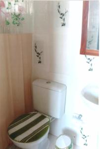 a bathroom with a white toilet and a sink at Apartamento Iguaba Grande, bairro Canellas City , em frente ao trailer do popeye in Iguaba Grande