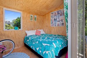 Кровать или кровати в номере Coastal Charm - Waihi Beach Holiday Home
