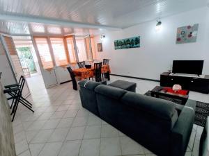 TV i/ili multimedijalni sistem u objektu Dany Lodge - Spacieux T2 à 5 minutes de la plage en voiture
