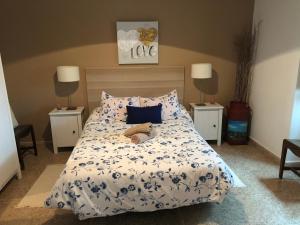 een slaapkamer met een bed en twee nachtkastjes bij Casa Norb in Teror