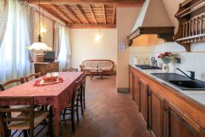 eine Küche mit einem Tisch und einem Esszimmer in der Unterkunft Antico Pastificio in Greve in Chianti