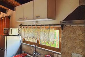 La cuisine est équipée d'une fenêtre, d'un évier et d'un réfrigérateur. dans l'établissement Cabaña Campestre Miramar, à Playa Verde 19 autres photos