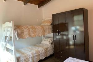 سرير بطابقين أو أسرّة بطابقين في غرفة في Cabaña Campestre Miramar