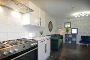 Η κουζίνα ή μικρή κουζίνα στο Canterbury Comfy 6 Bed House with Hot Tub - Entire House