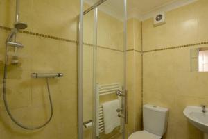 Ванна кімната в Canterbury Comfy 6 Bed House with Hot Tub - Entire House