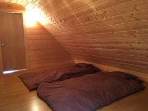 a room with two beds in a wooden wall at トラストメゾン白田 in Higashiizu