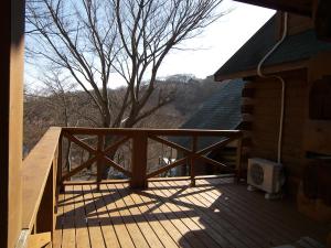 una terraza de madera en el lateral de una casa en トラストメゾン白田, en Higashiizu