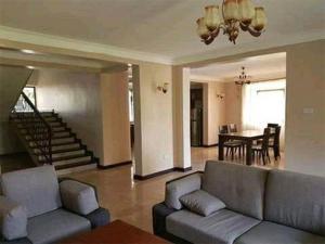 Ein Sitzbereich in der Unterkunft Apartment in the city of Kampala