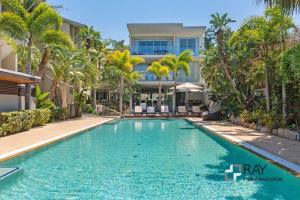 una piscina di fronte a un edificio di Salt Beach Luxury Apartments by Kingscliff Accommodation a Kingscliff