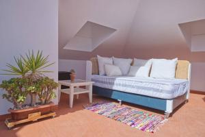 a room with a bed and a table with a rug at Horizonte - Apts IAN Jandía Sur in La Lajita