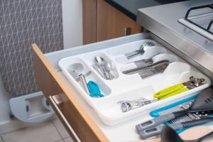 un cassetto in una cucina con lavandino di Clifton Jewel - 4 bed townhouse with parking. MyCityHaven a Bristol Altre 27 foto