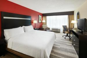 Телевизия и/или развлекателен център в Holiday Inn Express & Suites I-26 & Us 29 At Westgate Mall, an IHG Hotel