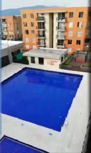 a blue swimming pool on top of a building at Apartamento vacacional Ibagué in Ibagué