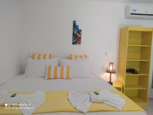1 dormitorio con 1 cama con 2 toallas en Pousada João Maria, en Trancoso