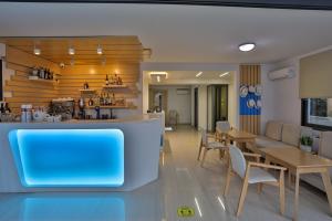 ein Restaurant mit blauer Theke, Tischen und Stühlen in der Unterkunft Alarzo Rooms in Paralia Katerinis
