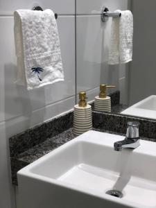 Ένα μπάνιο στο Apartamento em Guarajuba, BAHIA 1 Tudo Novinho e Finamente Decorado